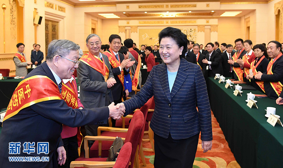 12月29日，中共中央政治局委員、國務(wù)院副總理劉延東在北京與中醫(yī)藥高等學校教學名師座談。這是座談會前，劉延東與獲得表彰的教師握手。新華社記者 張鐸 攝