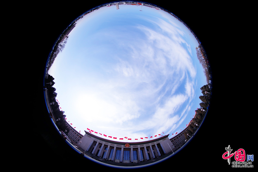  人民大會(huì)堂、天安門廣場(chǎng)、人民英雄紀(jì)念碑外部全景。中國(guó)網(wǎng) 鄭亮攝
