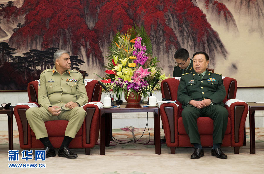 3月16日，中央軍委副主席范長龍會(huì)見來訪的巴基斯坦陸軍參謀長巴杰瓦。   新華社記者琚振華攝