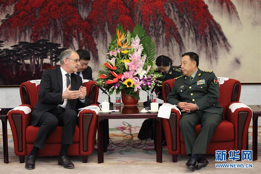 3月31日，中央軍委副主席范長龍在北京會見來訪的瑞士國防、民防和體育部長帕莫蘭。 新華社記者 劉芳 攝