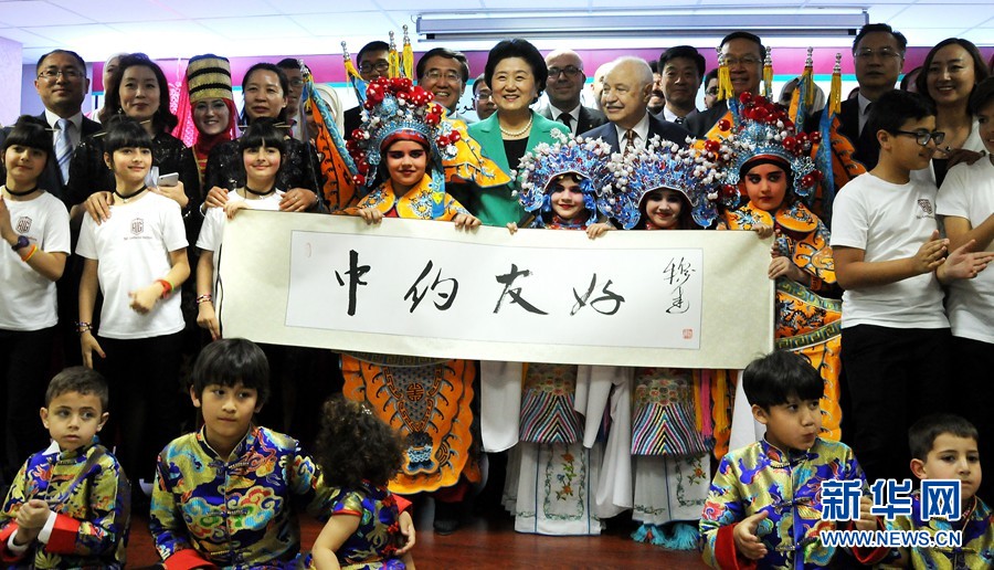 4月20日，在約旦首都安曼，中國(guó)國(guó)務(wù)院副總理劉延?xùn)|（中）考察TAG孔子學(xué)院。 新華社記者林曉蔚攝