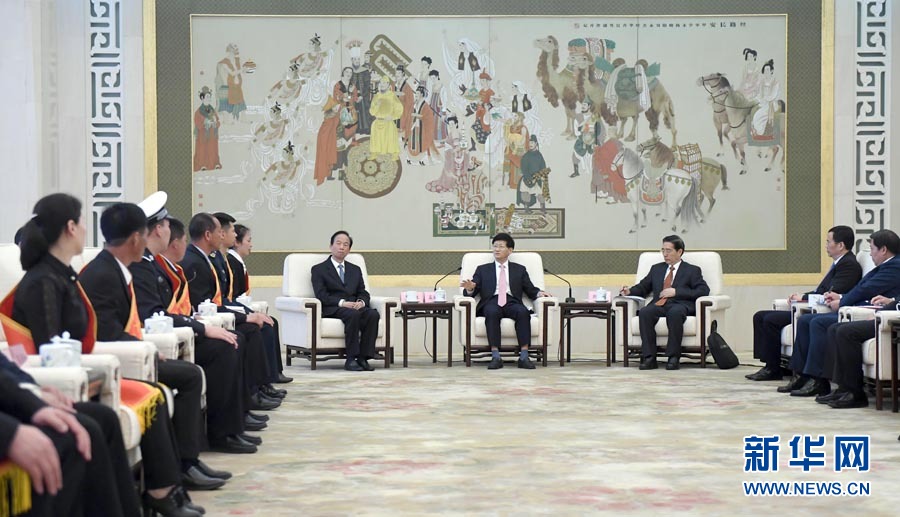 4月24日，第十三屆全國見義勇為英雄模范表彰大會(huì)在北京人民大會(huì)堂召開。會(huì)前，中共中央政治局委員、中央政法委書記孟建柱與見義勇為英雄模范及家屬代表座談。國務(wù)委員、公安部部長郭聲琨出席座談會(huì)并在表彰大會(huì)上講話。新華社記者 張鐸 攝