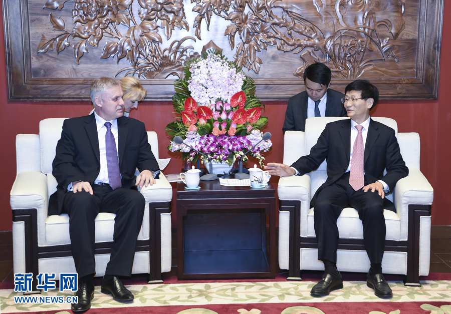4月26日，中共中央政治局委員、中央政法委書記孟建柱在北京會(huì)見白俄羅斯安全會(huì)議國(guó)務(wù)秘書扎西。 新華社記者 張領(lǐng) 攝