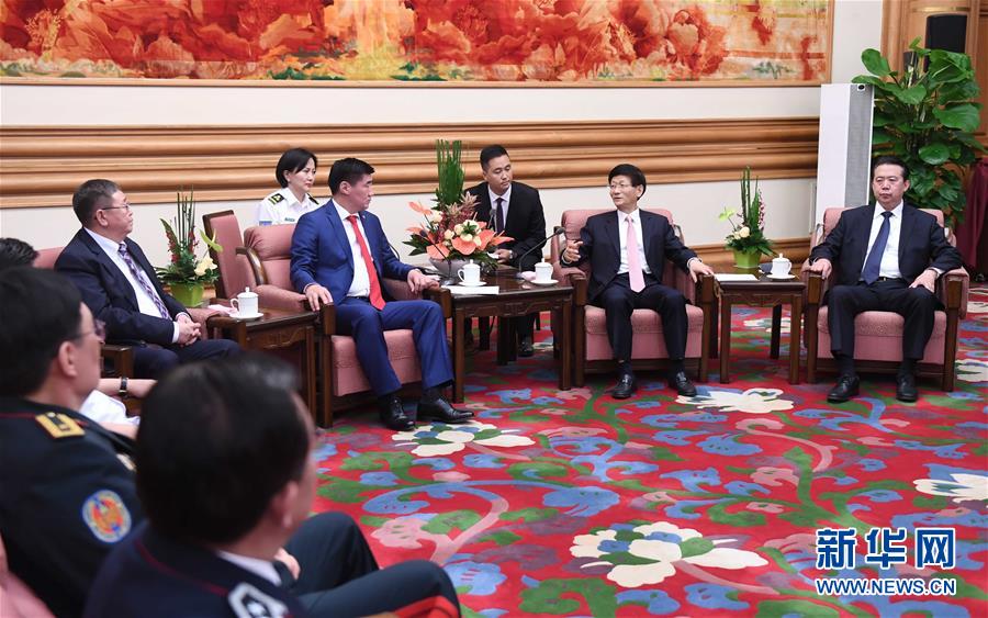 5月8日，中共中央政治局委員、中央政法委書記孟建柱在北京中南海會見蒙古國法律內(nèi)務(wù)部部長賓巴朝格特。 新華社記者 張鐸 攝