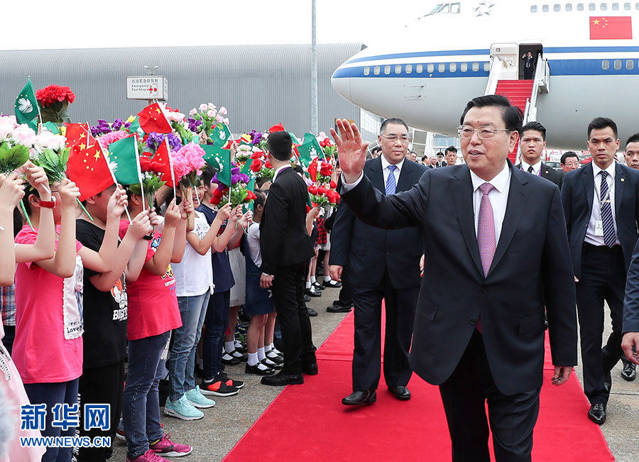 5月8日至10日，中共中央政治局常委、全國人大常委會委員長張德江視察澳門特別行政區(qū)。這是5月8日，張德江抵達(dá)澳門國際機(jī)場。 新華社記者龐興雷 攝 