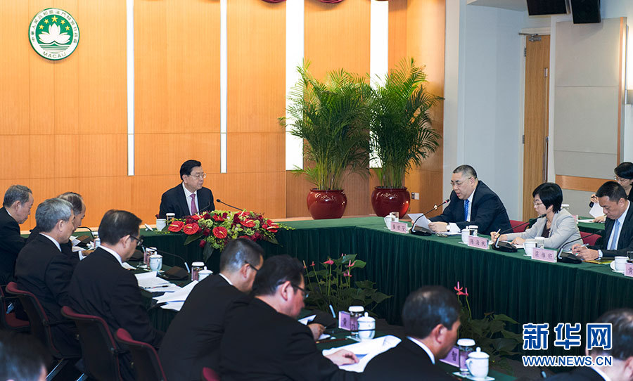 5月8日至10日，中共中央政治局常委、全國人大常委會委員長張德江視察澳門特別行政區(qū)。這是5月8日，張德江聽取澳門特別行政區(qū)政府工作匯報。新華社記者 李學(xué)仁 攝