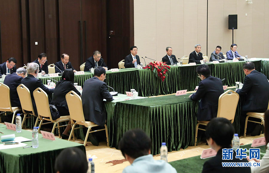 5月8日至10日，中共中央政治局常委、全國人大常委會委員長張德江視察澳門特別行政區(qū)。這是5月10日，張德江與教育工作者和學(xué)生代表座談。新華社記者 龐興雷 攝