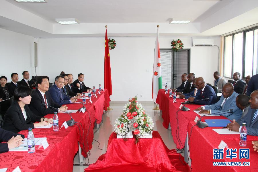  5月11日，中國國家副主席李源潮在布瓊布拉與布隆迪第一副總統(tǒng)辛迪姆沃和第二副總統(tǒng)布托雷舉行會談。新華社記者 呂天然 攝
