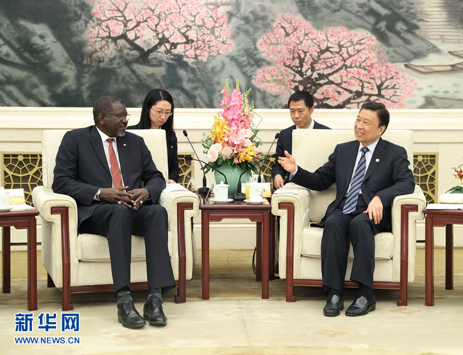5月15日，國家副主席、中國紅十字會(huì)名譽(yù)會(huì)長李源潮在北京會(huì)見來華出席“一帶一路”國際合作高峰論壇的紅十字會(huì)與紅新月會(huì)國際聯(lián)合會(huì)秘書長阿西。新華社記者 王曄 攝