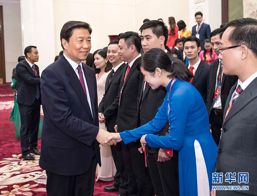 5月22日，中共中央政治局委員、國(guó)家副主席李源潮在北京會(huì)見(jiàn)越南胡志明共青團(tuán)中央書記處第一書記黎國(guó)鋒率領(lǐng)的越南青年代表團(tuán)。 新華社記者李濤 攝