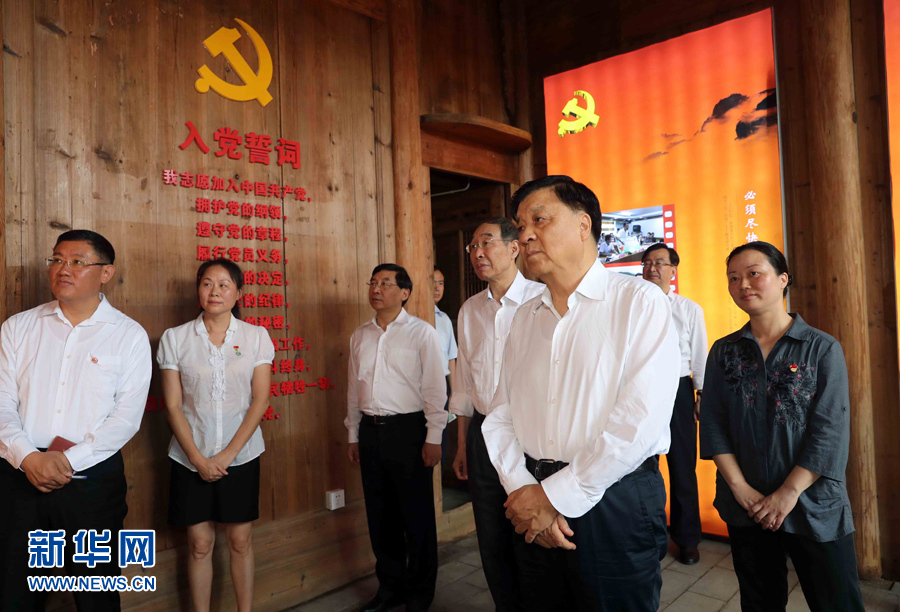 6月8日至10日，中共中央政治局常委、中央書記處書記劉云山在福建調(diào)研。這是6月9日，劉云山專程來(lái)到政和縣石圳村，深入了解廖俊波的事跡。新華社記者 劉衛(wèi)兵 攝