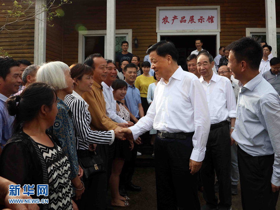 6月8日至10日，中共中央政治局常委、中央書記處書記劉云山在福建調(diào)研。這是6月9日，劉云山在周寧縣上洋村與村民親切交談。新華社記者 劉衛(wèi)兵 攝