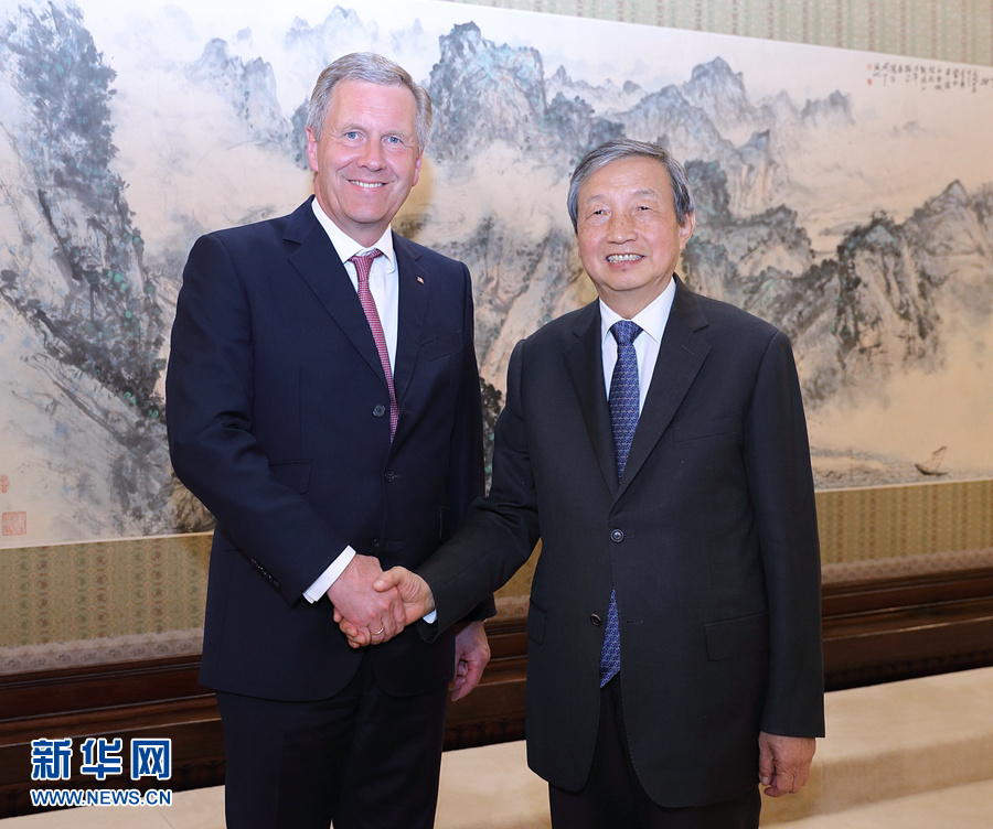 6月13日，國(guó)務(wù)院副總理馬凱在北京中南海紫光閣會(huì)見德國(guó)前總統(tǒng)、全球中小企業(yè)聯(lián)盟全球主席武爾夫。 新華社記者 王曄 攝 