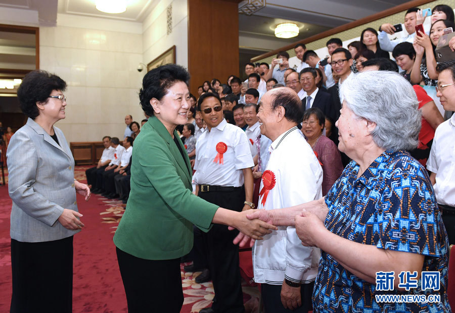 6月16日，中共中央政治局委員、國務(wù)院副總理劉延?xùn)|在北京看望出席中國人口福利基金會成立30周年座談會的歷屆“中華人口獎”獲獎?wù)叽?。新華社記者 饒愛民 攝