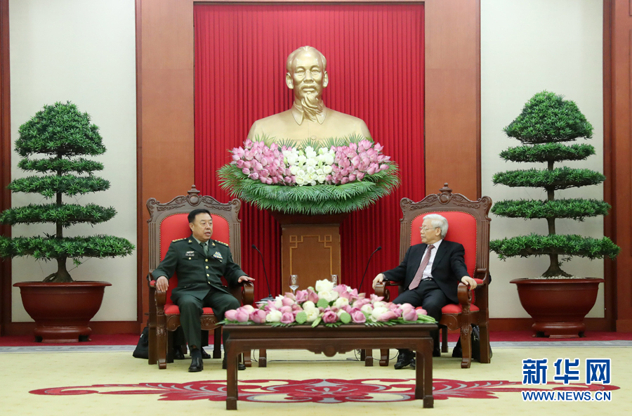 6月18日，在越南首都河內(nèi)，正在越南訪問的中央軍委副主席范長(zhǎng)龍（左）會(huì)見越共中央總書記阮富仲。 新華社發(fā)（李曉偉攝） 