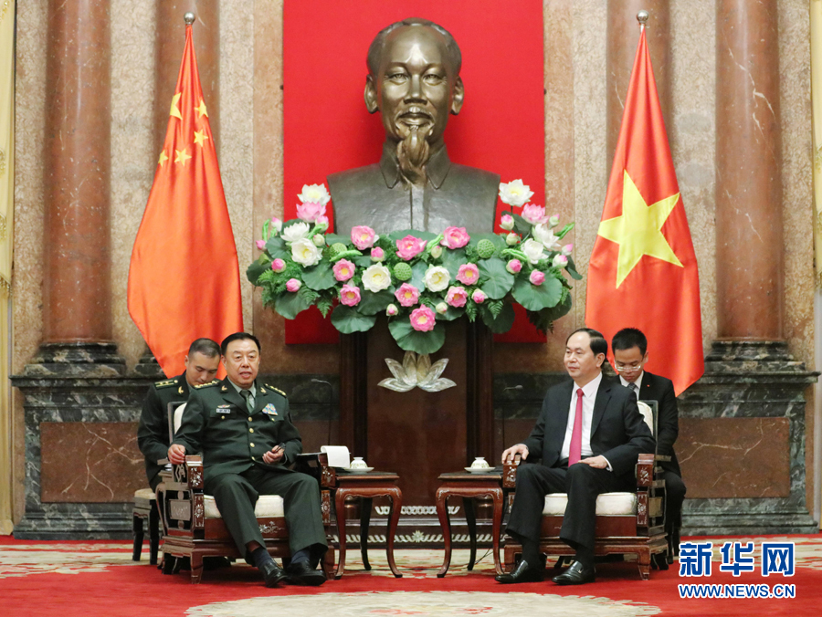 6月18日，在越南首都河內(nèi)，正在越南訪問的中央軍委副主席范長(zhǎng)龍（左前）會(huì)見越南國(guó)家主席陳大光（右前）。 新華社發(fā)（李曉偉攝）