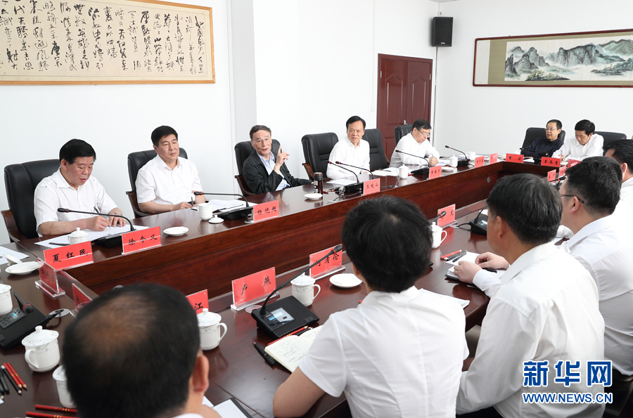 6月20日至22日，中共中央政治局常委、中央紀(jì)委書記王岐山在貴州省檢查紀(jì)檢監(jiān)察工作。這是6月21日，王岐山在修文縣委紀(jì)委座談會(huì)上講話。新華社記者 王曄 攝