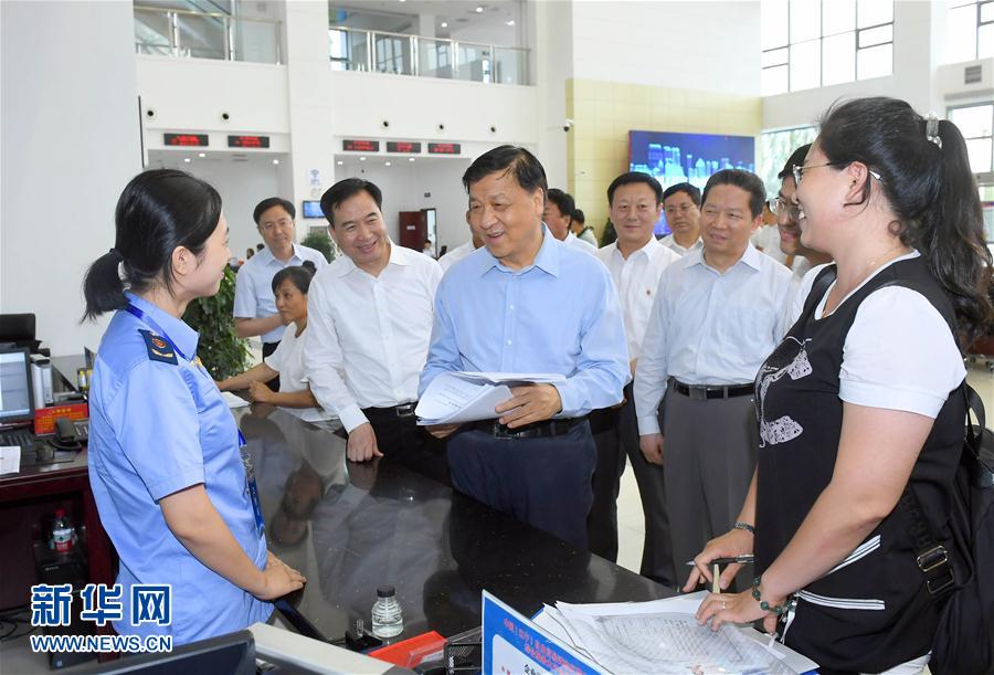6月22日至24日，中共中央政治局常委、中央書記處書記劉云山在遼寧調(diào)研。這是6月22日，劉云山在中國(guó)（遼寧）自貿(mào)試驗(yàn)區(qū)營(yíng)口片區(qū)與干部群眾深入交流。新華社記者 張鐸 攝