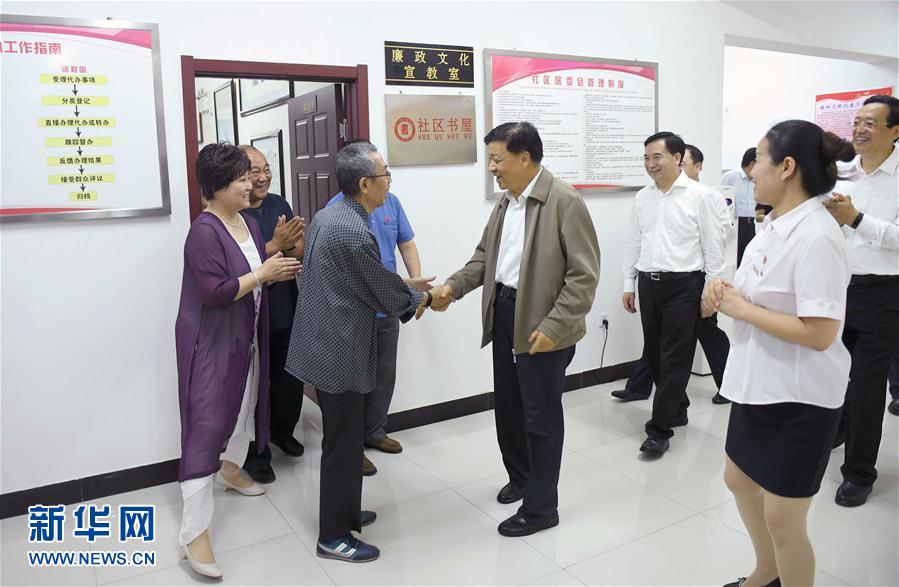 6月22日至24日，中共中央政治局常委、中央書記處書記劉云山在遼寧調(diào)研。這是6月23日，劉云山在錦州市西街社區(qū)與干部群眾深入交流。新華社記者 張鐸 攝
