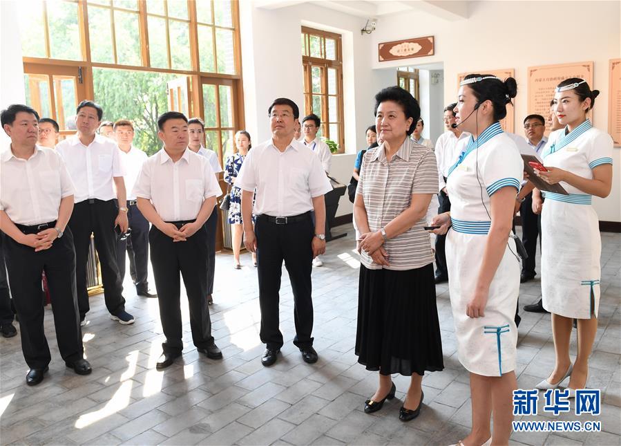 6月25日，全國民族團結(jié)進步創(chuàng)建經(jīng)驗交流現(xiàn)場會在內(nèi)蒙古興安盟召開，中共中央政治局委員、國務(wù)院副總理劉延?xùn)|出席會議并講話。在內(nèi)蒙古期間，劉延?xùn)|考察內(nèi)蒙古人民代表會議舊址即“五一會址”，深入社區(qū)看望各族干部群眾。這是劉延?xùn)|考察“五一會址”。新華社記者 陳曄華 攝