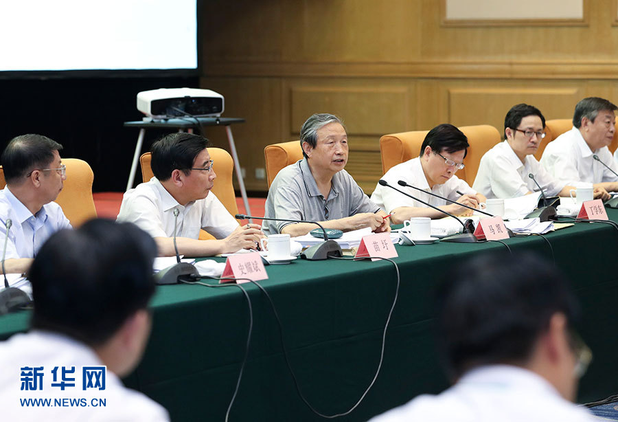 近日，中共中央政治局委員、國務院副總理馬凱在北京調(diào)研新能源汽車產(chǎn)業(yè)發(fā)展。這是7月4日，馬凱在北京深入新能源汽車充換電設施、充電服務平臺、分時租賃等單位調(diào)研，并主持召開推廣應用座談會。新華社記者 龐興雷 攝