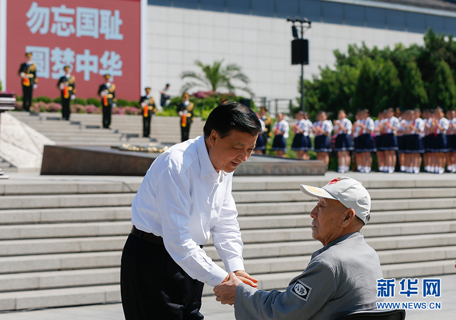 7月7日，紀(jì)念全民族抗戰(zhàn)爆發(fā)80周年儀式在中國(guó)人民抗日戰(zhàn)爭(zhēng)紀(jì)念館舉行。中共中央政治局常委、中央書記處書記劉云山出席儀式并講話。這是儀式開始前，劉云山與老八路代表握手。新華社記者崔新鈺攝