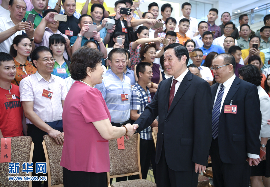 7月19日，中國(guó)曲藝家協(xié)會(huì)第八次全國(guó)代表大會(huì)在北京召開(kāi)。中共中央政治局委員、中央書記處書記、中宣部部長(zhǎng)劉奇葆出席開(kāi)幕式并講話。這是開(kāi)幕式前，劉奇葆接見(jiàn)與會(huì)代表。新華社記者 張領(lǐng) 攝