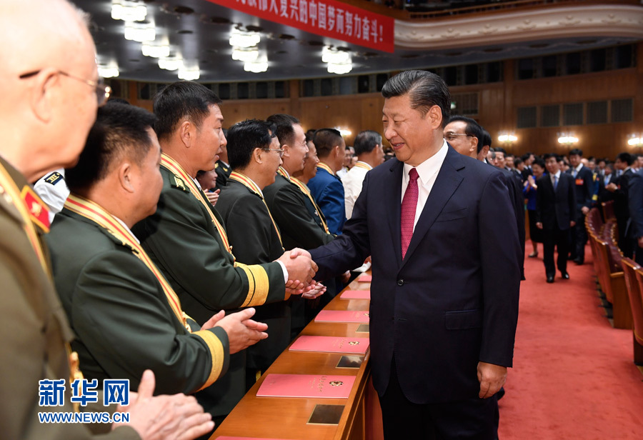 7月28日，慶祝中國(guó)人民解放軍建軍90周年文藝晚會(huì)《在黨的旗幟下》在北京人民大會(huì)堂舉行。中共中央總書(shū)記、國(guó)家主席、中央軍委主席習(xí)近平和李克強(qiáng)、張德江、俞正聲、劉云山、王岐山、張高麗等黨和國(guó)家領(lǐng)導(dǎo)人，與首都3000多名各界群眾一起觀看演出。演出開(kāi)始前，習(xí)近平等與老戰(zhàn)士、老同志代表和“八一勛章”獲得者親切握手。新華社記者 李學(xué)仁 攝
