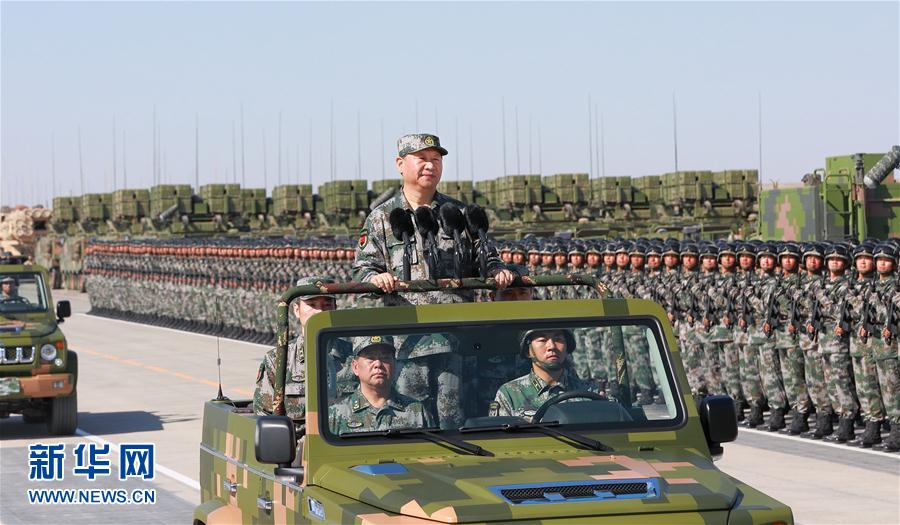 7月30日上午，慶祝中國人民解放軍建軍90周年閱兵在朱日和聯(lián)合訓(xùn)練基地隆重舉行。中共中央總書記、國家主席、中央軍委主席習(xí)近平檢閱部隊(duì)并發(fā)表重要講話。這是習(xí)近平乘車檢閱部隊(duì)。新華社記者 李剛 攝