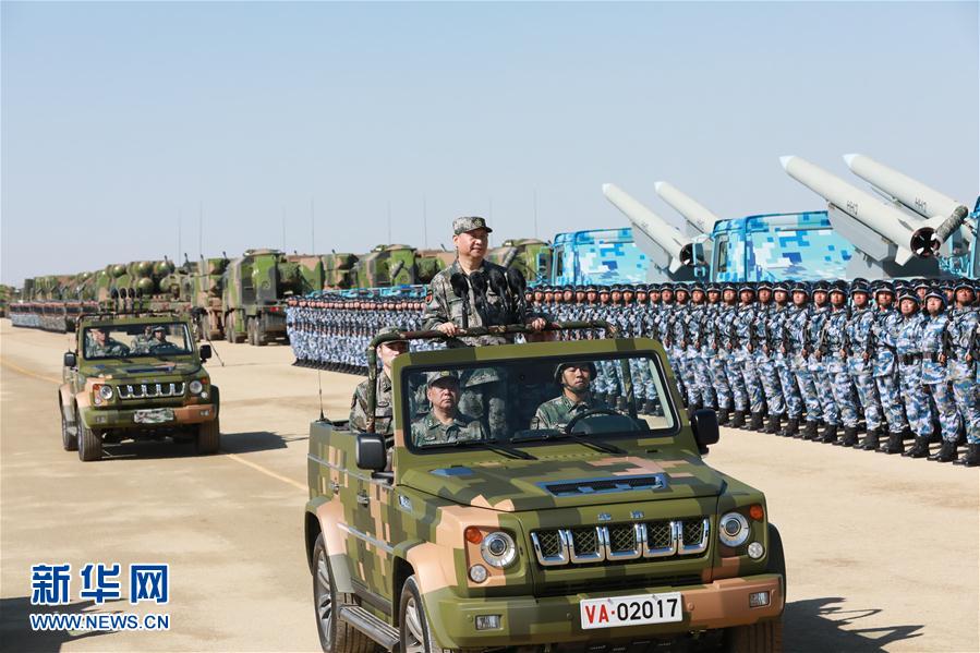 7月30日上午，慶祝中國人民解放軍建軍90周年閱兵在朱日和聯(lián)合訓(xùn)練基地隆重舉行。中共中央總書記、國家主席、中央軍委主席習(xí)近平檢閱部隊(duì)并發(fā)表重要講話。這是習(xí)近平乘車檢閱部隊(duì)。新華社記者 李剛 攝