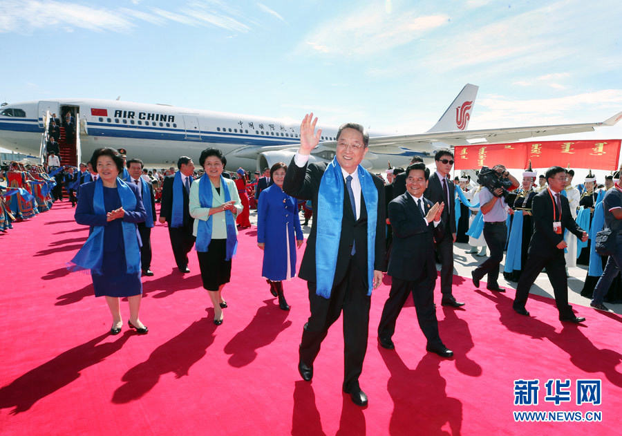 8月7日，以中共中央政治局常委、全國政協(xié)主席俞正聲為團長的中央代表團飛抵呼和浩特，出席內(nèi)蒙古自治區(qū)成立70周年慶?；顒?。中央代表團在機場受到內(nèi)蒙古各族群眾的熱烈歡迎。新華社記者 姚大偉 攝