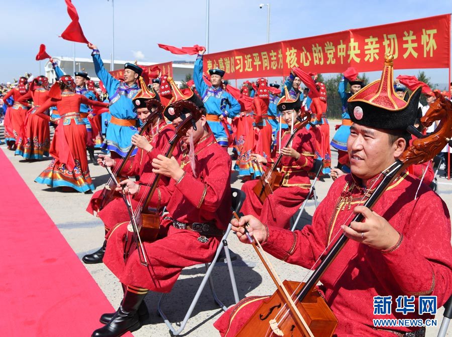 8月7日，以中共中央政治局常委、全國政協(xié)主席俞正聲為團長的中央代表團飛抵呼和浩特，出席內(nèi)蒙古自治區(qū)成立70周年慶?；顒印Ｖ醒氪韴F在機場受到內(nèi)蒙古各族群眾的熱烈歡迎。新華社記者 張領(lǐng) 攝