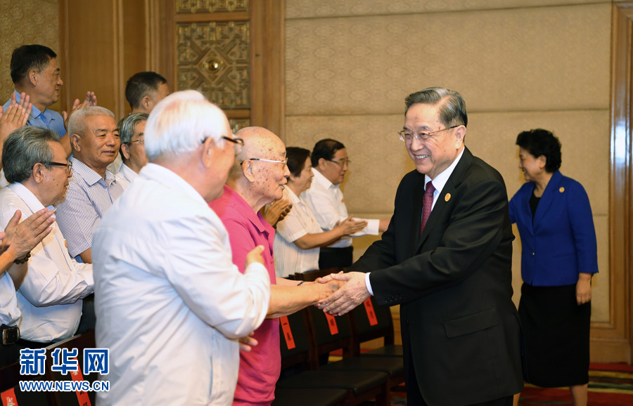 8月7日，中共中央政治局常委、全國(guó)政協(xié)主席、中央代表團(tuán)團(tuán)長(zhǎng)俞正聲在內(nèi)蒙古新城賓館會(huì)見內(nèi)蒙古自治區(qū)離退休老同志和各族各界群眾代表，并與他們合影留念。新華社記者 張領(lǐng) 攝