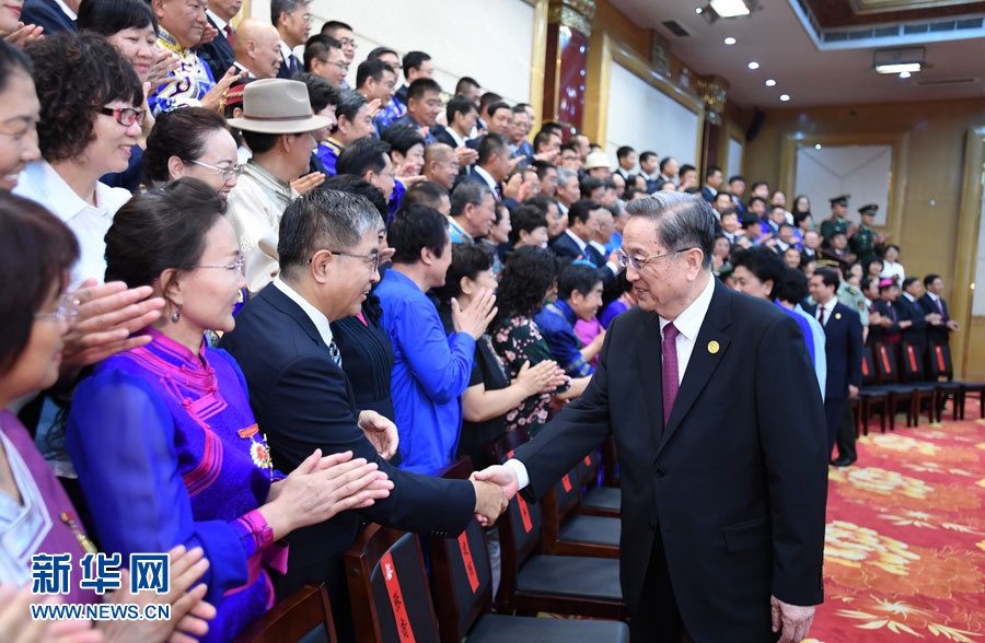 8月7日，中共中央政治局常委、全國(guó)政協(xié)主席、中央代表團(tuán)團(tuán)長(zhǎng)俞正聲在內(nèi)蒙古新城賓館會(huì)見內(nèi)蒙古自治區(qū)離退休老同志和各族各界群眾代表，并與他們合影留念。新華社記者 張領(lǐng) 攝