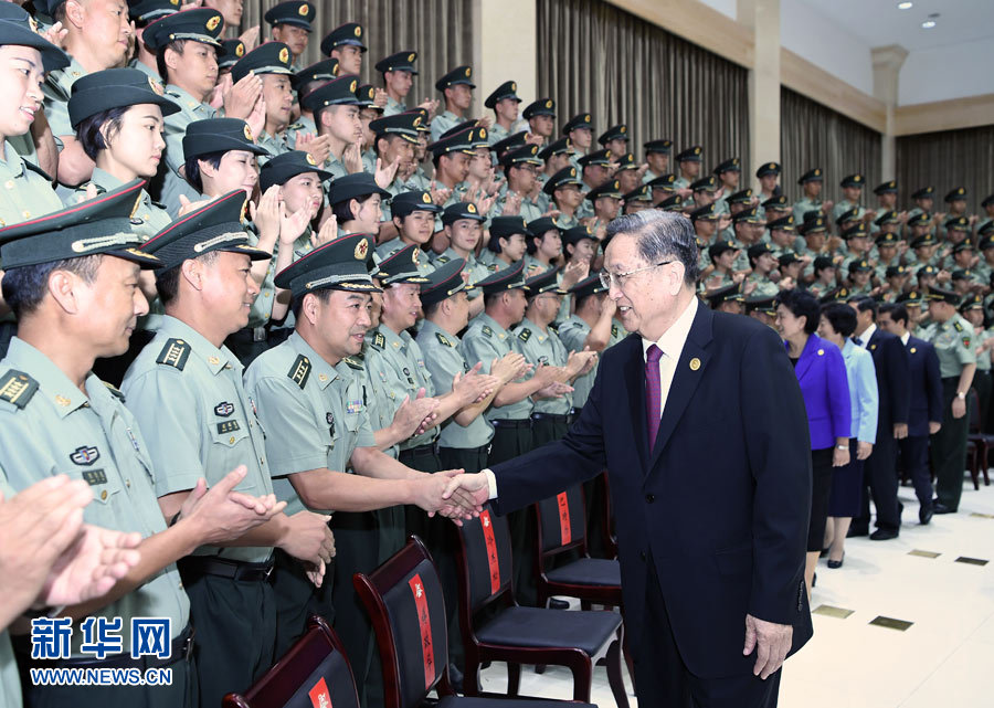 8月7日，中共中央政治局常委、全國政協(xié)主席、中央代表團團長俞正聲率代表團部分成員分別赴內(nèi)蒙古軍區(qū)、武警內(nèi)蒙古總隊、武警內(nèi)蒙古森林總隊慰問，并會見自治區(qū)政法干警代表。這是俞正聲會見內(nèi)蒙古軍區(qū)指戰(zhàn)員。新華社記者 張領(lǐng) 攝