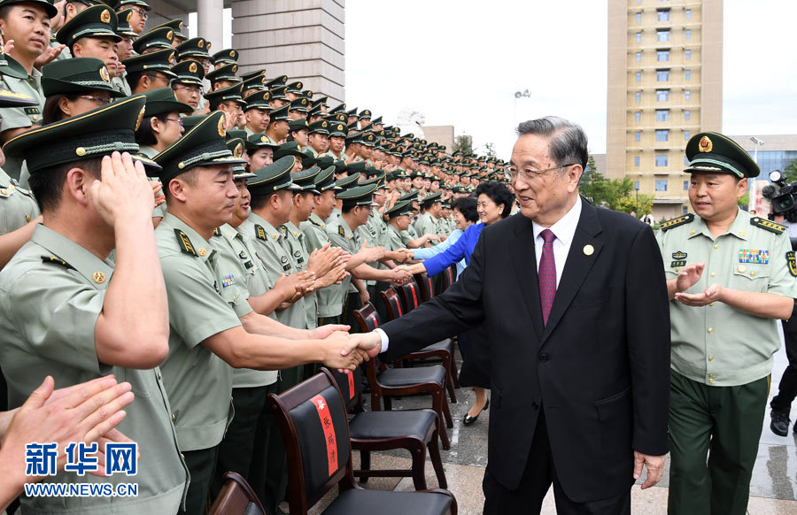 8月7日，中共中央政治局常委、全國政協(xié)主席、中央代表團團長俞正聲率代表團部分成員分別赴內(nèi)蒙古軍區(qū)、武警內(nèi)蒙古總隊、武警內(nèi)蒙古森林總隊慰問，并會見自治區(qū)政法干警代表。這是俞正聲會見武警內(nèi)蒙古總隊官兵。新華社記者 張領(lǐng) 攝