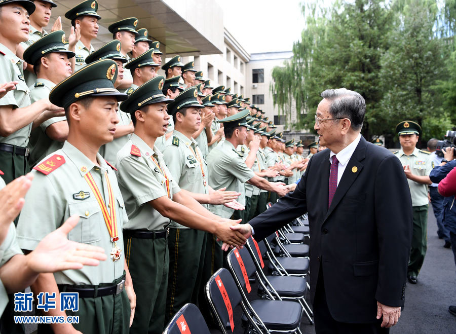 8月7日，中共中央政治局常委、全國政協(xié)主席、中央代表團團長俞正聲率代表團部分成員分別赴內(nèi)蒙古軍區(qū)、武警內(nèi)蒙古總隊、武警內(nèi)蒙古森林總隊慰問，并會見自治區(qū)政法干警代表。這是俞正聲會見武警內(nèi)蒙古森林總隊官兵。新華社記者 張領(lǐng) 攝