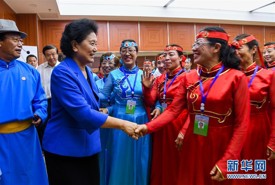 8月9日，中共中央政治局委員、國務(wù)院副總理、中央代表團(tuán)副團(tuán)長劉延?xùn)|率中央代表團(tuán)二分團(tuán)到赤峰看望慰問各族干部群眾。這是劉延?xùn)|在赤峰市群眾藝術(shù)館和群眾親切交談。新華社記者 連振 攝