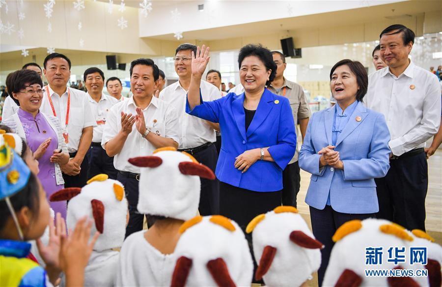8月9日，中共中央政治局委員、國務(wù)院副總理、中央代表團(tuán)副團(tuán)長劉延?xùn)|率中央代表團(tuán)二分團(tuán)到赤峰看望慰問各族干部群眾。這是劉延?xùn)|在赤峰市青少年宮與青少年熱烈互動(dòng)。新華社記者 連振 攝