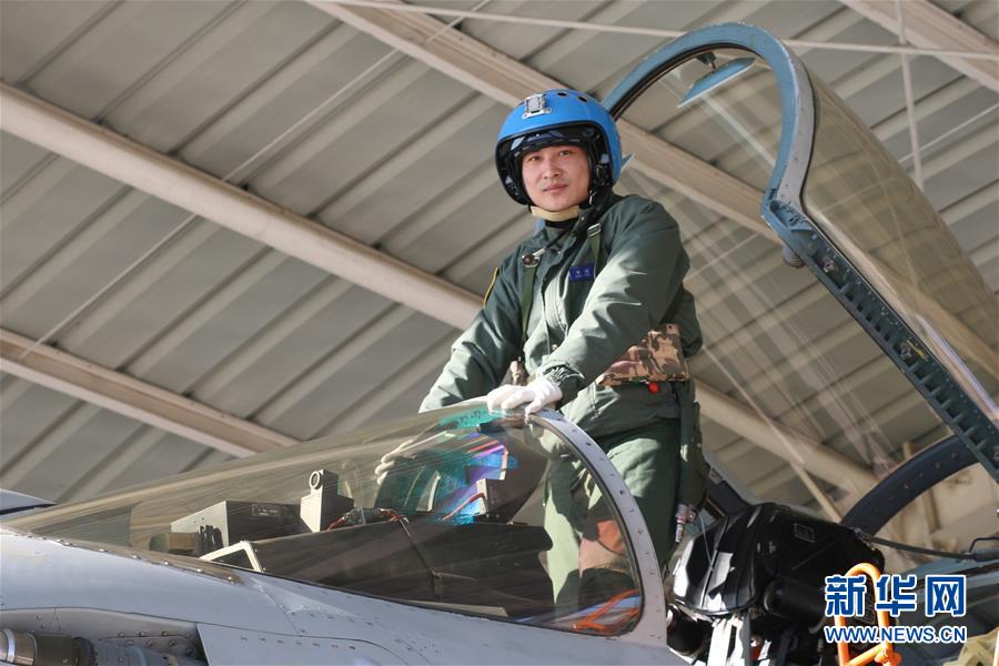 （建軍90周年·英雄·圖文互動）（1）聽，渤海灣有風(fēng)吹過來——追記海軍某艦載航空兵部隊一級飛行員張超