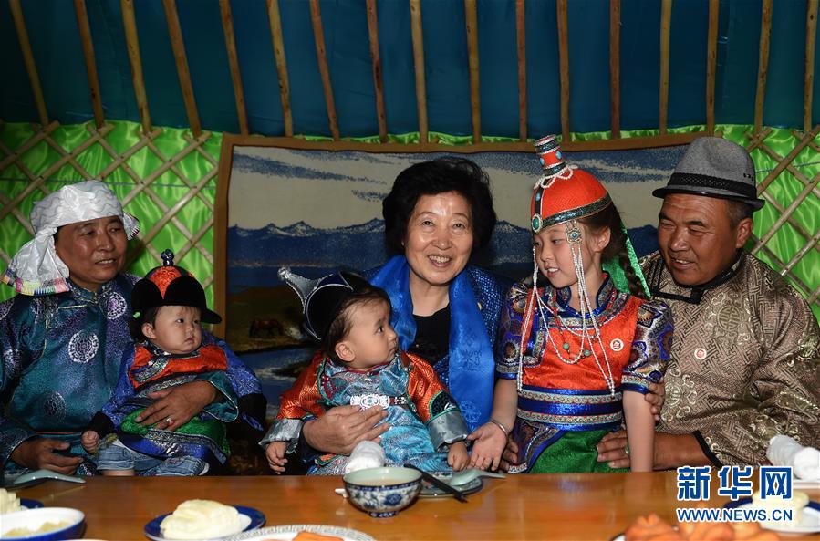 8月11日，帶著以習(xí)近平同志為核心的黨中央的親切關(guān)懷和全國各族人民的美好祝福，中共中央政治局委員、中央統(tǒng)戰(zhàn)部部長、中央代表團(tuán)副團(tuán)長孫春蘭率中央代表團(tuán)三分團(tuán)在錫林郭勒盟看望各族干部群眾，共同慶祝內(nèi)蒙古自治區(qū)成立70周年。這是孫春蘭在錫林浩特市寶力根蘇木牧民巴·巴特爾（右一）家中看望。新華社記者 任軍川 攝