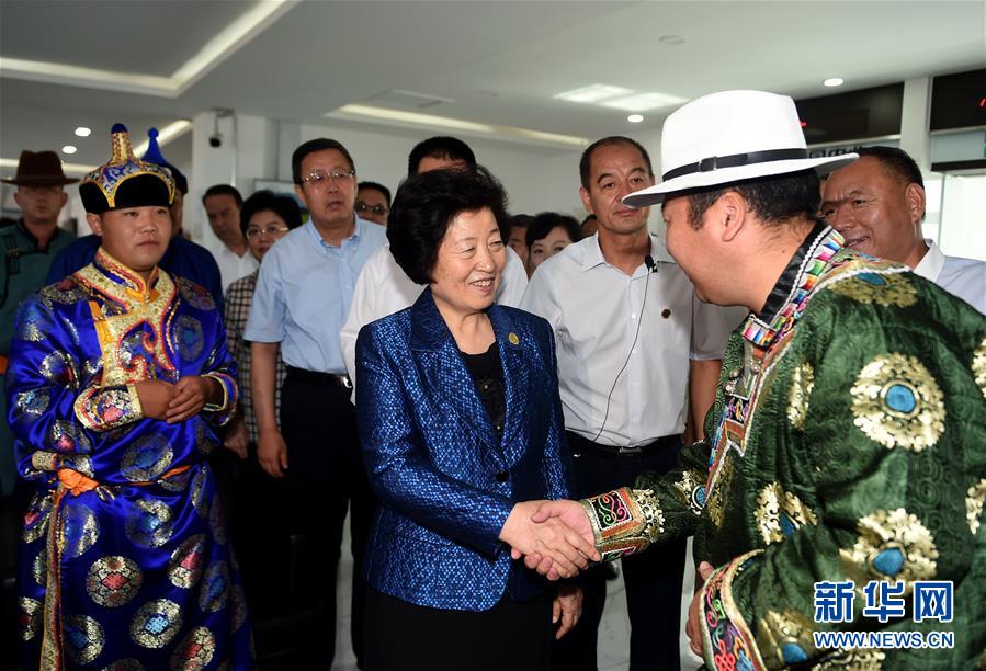 8月11日，帶著以習(xí)近平同志為核心的黨中央的親切關(guān)懷和全國各族人民的美好祝福，中共中央政治局委員、中央統(tǒng)戰(zhàn)部部長、中央代表團(tuán)副團(tuán)長孫春蘭率中央代表團(tuán)三分團(tuán)在錫林郭勒盟看望各族干部群眾，共同慶祝內(nèi)蒙古自治區(qū)成立70周年。這是孫春蘭在非公企業(yè)大莊園生態(tài)牛羊肉產(chǎn)業(yè)示范園同前來售羊的牧民親切交談。新華社記者 任軍川 攝