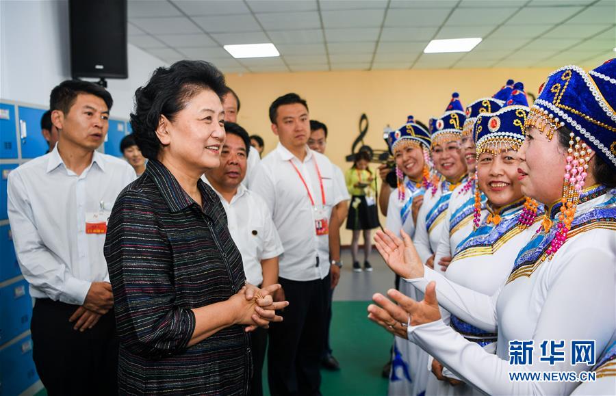 8月11日，中共中央政治局委員、國務(wù)院副總理、中央代表團(tuán)副團(tuán)長劉延?xùn)|率中央代表團(tuán)二分團(tuán)，看望慰問烏蘭察布各族干部群眾，轉(zhuǎn)達(dá)以習(xí)近平同志為核心的黨中央的親切關(guān)懷和全國人民的美好祝愿。這是劉延?xùn)|在考察察哈爾社區(qū)時(shí)與居民們親切交談。新華社記者 連振 攝