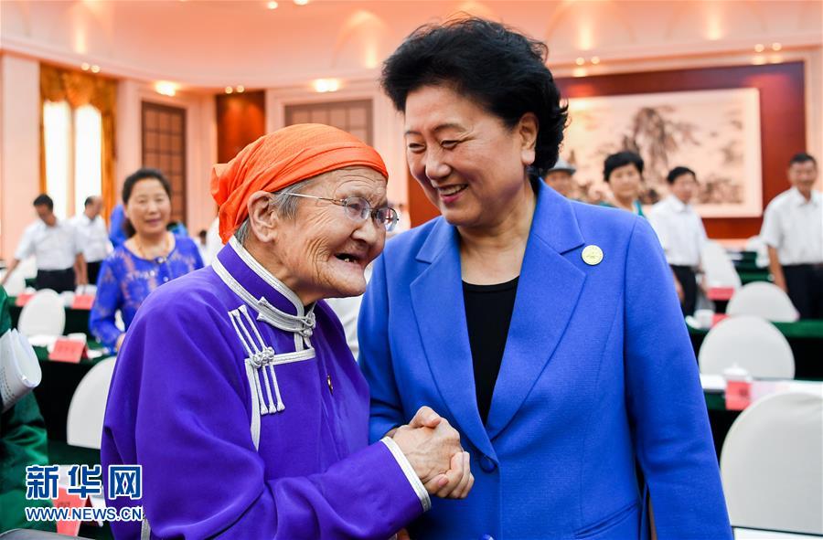 8月11日，中共中央政治局委員、國務(wù)院副總理、中央代表團(tuán)副團(tuán)長劉延?xùn)|率中央代表團(tuán)二分團(tuán)，看望慰問烏蘭察布各族干部群眾，轉(zhuǎn)達(dá)以習(xí)近平同志為核心的黨中央的親切關(guān)懷和全國人民的美好祝愿。這是劉延?xùn)|在出席烏蘭察布市慶祝內(nèi)蒙古自治區(qū)成立70周年座談會(huì)后，與“草原母親”都貴瑪親切交談。新華社記者 連振 攝