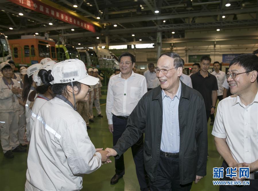 9月3日至5日，中共中央政治局常委、中央紀(jì)委書記、中央巡視工作領(lǐng)導(dǎo)小組組長王岐山在湖南省調(diào)研并主持召開巡察工作座談會(huì)。這是9月4日，王岐山到中國中車株洲電力機(jī)車有限公司考察。新華社記者 王曄 攝
