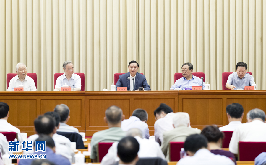 9月8日，中共中央政治局委員、中央書(shū)記處書(shū)記、中宣部部長(zhǎng)劉奇葆在北京出席中國(guó)大百科全書(shū)第三版總編輯委員會(huì)成立大會(huì)并講話。 新華社記者丁海濤 攝