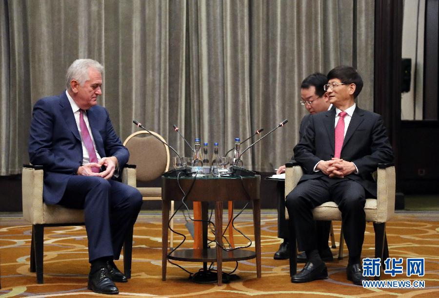 9月11日，在塞爾維亞首都貝爾格萊德，習(xí)近平主席特使、中共中央政治局委員、中央政法委書記孟建柱（右）會(huì)見塞爾維亞前總統(tǒng)尼科利奇（左）。新華社記者王慧娟攝