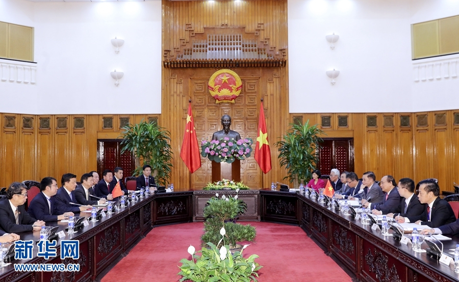 應(yīng)越南共產(chǎn)黨邀請，中共中央政治局常委、中央書記處書記劉云山9月18日至19日對越南進行正式訪問。這是9月19日，劉云山在河內(nèi)會見越南總理阮春福。 新華社記者 丁林 攝