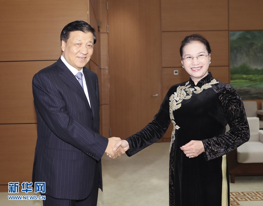 應(yīng)越南共產(chǎn)黨邀請，中共中央政治局常委、中央書記處書記劉云山9月18日至19日對越南進行正式訪問。這是9月19日，劉云山在河內(nèi)會見越南國會主席阮氏金銀。 新華社記者 丁林 攝