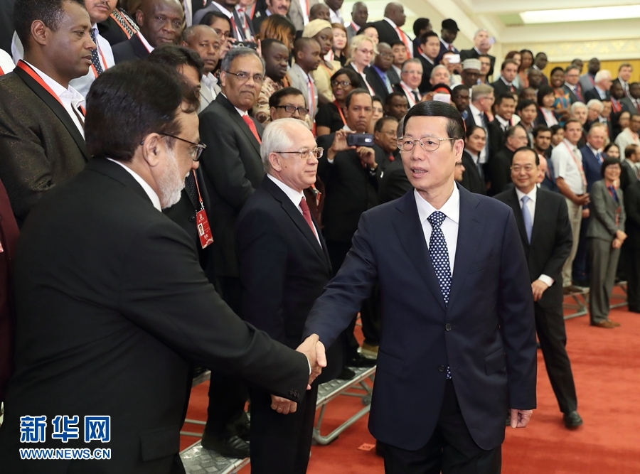 9月21日，中共中央政治局常委、國務(wù)院副總理張高麗在北京人民大會堂會見來華參加2017“一帶一路”媒體合作論壇的外方代表并回答大家關(guān)心的問題。新華社記者王曄攝 